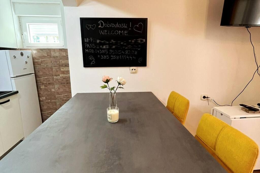Appartamento Lijepo Ureden Stan U Centru Grada Knin Esterno foto