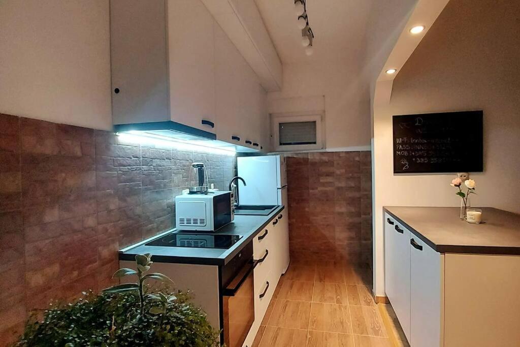 Appartamento Lijepo Ureden Stan U Centru Grada Knin Esterno foto